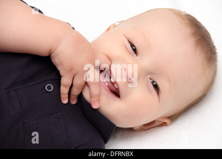 Glückliches Baby auf Rückseite Stockfoto