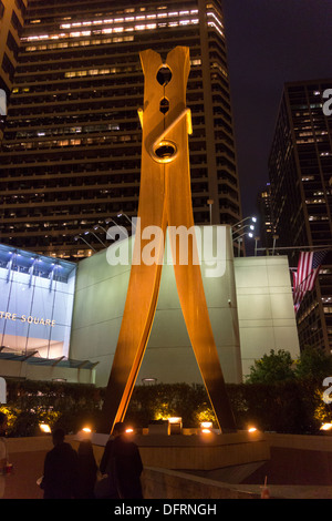 Wäscheklammer Stahl-Skulptur von Claes Oldenburg, Zentrum Square, 1500 Market Street, Philadelphia. Stockfoto