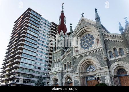 Kirche von Str. Francis Xavier, Green Street und Mehrfamilienhaus, N 24th Street, Philadelphia, Pennsylvania, USA Stockfoto