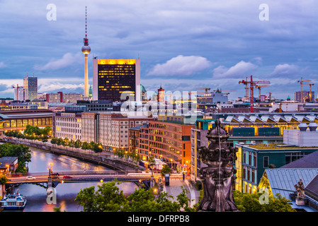 Berlin, Deutschland von oben der Spree gesehen. Stockfoto