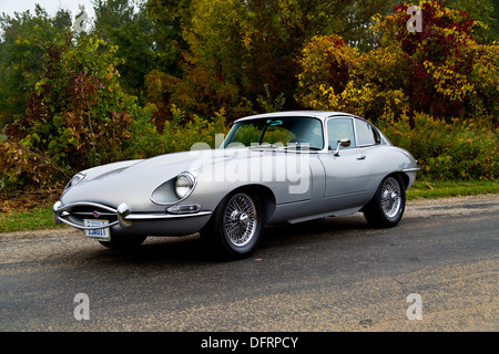 1968 Jaguar Coupe XKE benutzerdefinierte auf Bürgersteig Stockfoto