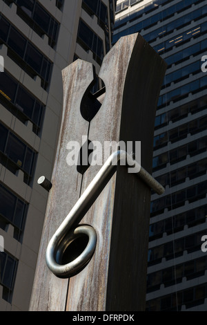 Detail, Wäscheklammer Stahl-Skulptur von Claes Oldenburg, Zentrum Square, 1500 Market Street, Philadelphia. Stockfoto