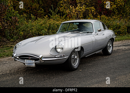 1968 Jaguar Coupe XKE benutzerdefinierte auf Bürgersteig Stockfoto