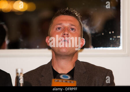 London, UK. 8. Oktober 2013. Stephen Yaxley-Lennon, AKA Tommy Robinson Gründer und Anführer der Anti-islamistischen Gruppe, der English Defence League (EDL), verkünden Entscheidung die Gruppe bei Pressekonferenz zu verlassen.  London, UK-2013-10-08 Credit: Martyn Wheatley/Alamy Live News Stockfoto