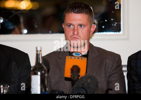 London, UK. 8. Oktober 2013. Stephen Yaxley-Lennon, AKA Tommy Robinson Gründer und Anführer der Anti-islamistischen Gruppe, der English Defence League (EDL), verkünden Entscheidung die Gruppe bei Pressekonferenz zu verlassen.  London, UK-2013-10-08 Credit: Martyn Wheatley/Alamy Live News Stockfoto