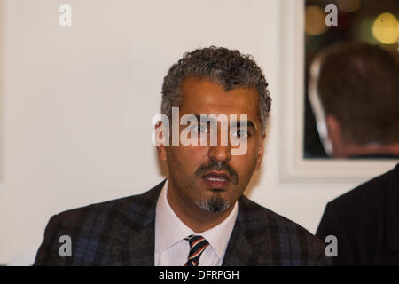 London, UK. 8. Oktober 2013. Quilliam Vorsitzender und Mitgründer Maajid Nawaz bei Pressekonferenz, wo Stephen Yaxley-Lennon, AKA Tommy Robinson und Kevin Carroll, Entscheidung zum Verlassen der Gruppe bekannt zu geben. London, UK-2013-10-08 Credit: Martyn Wheatley/Alamy Live News Stockfoto