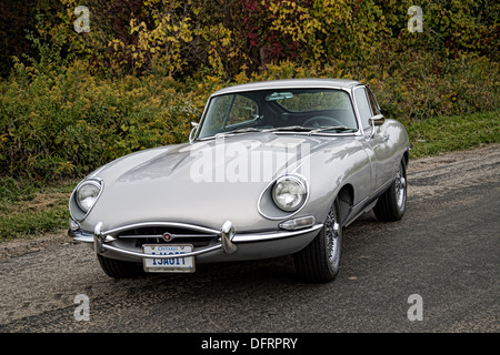 1968 Jaguar Coupe XKE benutzerdefinierte auf Bürgersteig Stockfoto