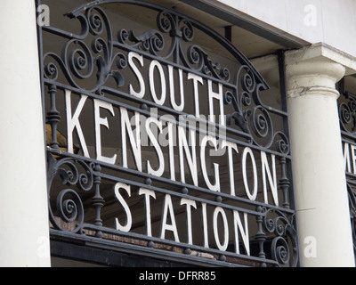 Historische Metropolitan und Bezirk Eisenbahn Zeichen - South Kensington Station Stockfoto