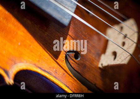 Nahaufnahme des alten Geige Stockfoto