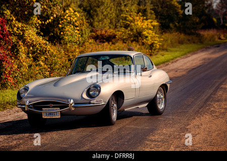 1968 Jaguar Coupe XKE benutzerdefinierte auf Bürgersteig Stockfoto