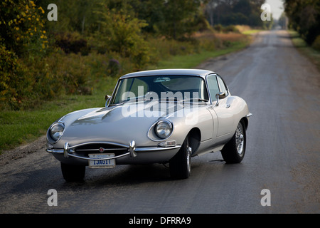 1968 Jaguar Coupe XKE benutzerdefinierte auf Bürgersteig Stockfoto