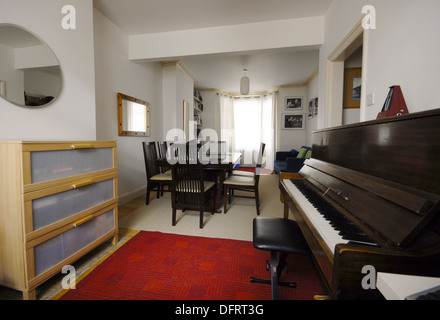 Wohnzimmer und Familienzimmer mit Bildern Stockfoto