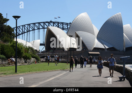 Sydney Opera House mit der Harbour Bridge von hinten aus gesehen Die Royal Botanic Gardens Stockfoto