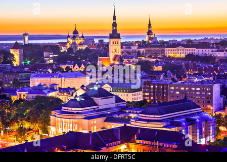 Skyline von Tallinn, Estland bei Sonnenuntergang. Stockfoto