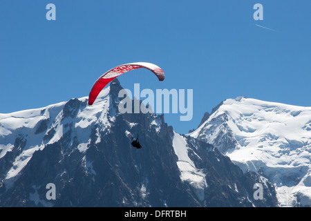 Paragliding über Chamonix in der Nähe von Mont Blanc in den französischen Alpen Stockfoto