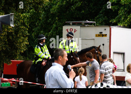 Kirmes Wimbledon Common, London UK, Polizisten auf Patrouille auf dem Pferderücken Stockfoto