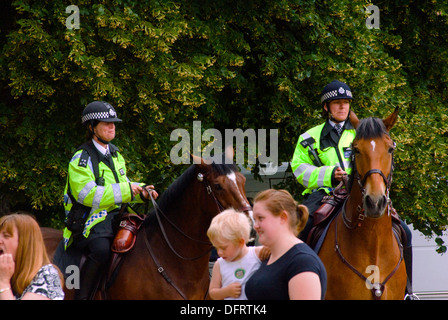 Kirmes Wimbledon Common, London UK, Polizisten auf Patrouille auf dem Pferderücken Stockfoto