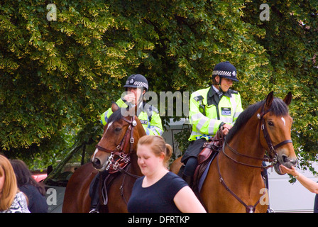 Kirmes Wimbledon Common, London UK, Polizisten auf Patrouille auf dem Pferderücken Stockfoto