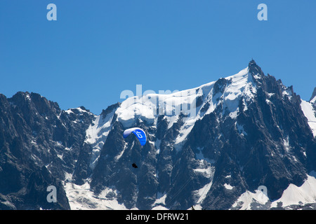 Paragliding über Chamonix in der Nähe von Mont Blanc in den französischen Alpen Stockfoto