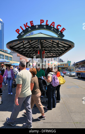 Ein berühmtes Wahrzeichen Zeichen oben Pike Place Market in Seattle, Washington, USA. Stockfoto