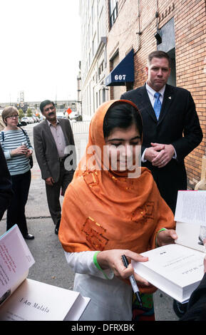 New York, USA. 8. Oktober 2013. Malala Yousafzai pakistanische Schülerin Bildung Aktivist pausiert, um Kopien von ihr Buch signieren "Ich Am Malala: das Mädchen, das steht für Bildung und Aufnahme von den Taliban war", wie sie auf The Daily Show with Jon Stewart für Auftritt ankommt. New York City, Dienstag, 8. Oktober 2013, USA. Bildnachweis: Dorothy Alexander/Alamy Live-Nachrichten Stockfoto