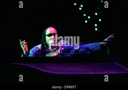 Sänger Stevie Wonder führt, während das Saxophon Clubkonzert für Präsident Bill Clinton bei DAR Constitution Hall 29. Oktober 1996 in Washington, DC. Stockfoto