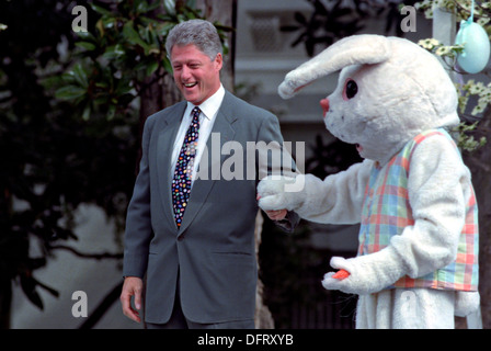 US-Präsident Bill Clinton begleitet den Osterhasen während der jährlichen Easter Egg Roll im Weißen Haus 17. April 1995 in Washington, DC. Die Clintons gehostet Tausende von Kindern, die erwies sich als mehr als 25.000 aus Holz und hart gekochten Eiern suchen. Stockfoto