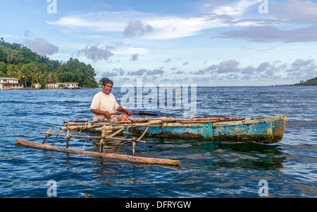 Lokaler Mann Paddel handgeschnitzten Auslegerkanu zur nahe gelegenen Mangrovensumpf auf seine Krabbe fallen zu überprüfen. Kosrae, Mikronesien Stockfoto