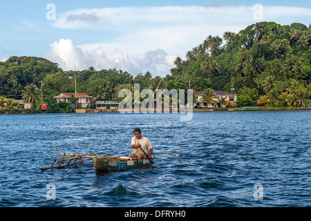 Lokaler Mann Paddel handgeschnitzten Auslegerkanu zur nahe gelegenen Mangrovensumpf auf seine Krabbe fallen zu überprüfen. Kosrae, Mikronesien Stockfoto