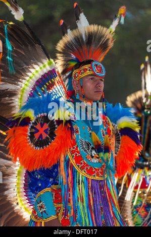 Chumash Indianer junge Erwachsene, Rasen Tänzerin, der 2013 Inter Tribal Pow Wow, Eichen, Santa Ynez Valley, California Stockfoto