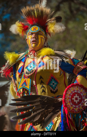 Chumash Indianer Mann, Grass Dancer bei 2013 Tribal Pow Wow, Phaseneiche Camp Santa Ynez Valley, Kalifornien Stockfoto