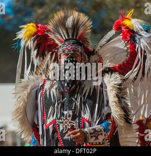 Chumash Indianer Mann mit voller Montur tanzen an der 2013 Inter Tribal Pow Wow, Eichen, Santa Ynez Valley, California Stockfoto