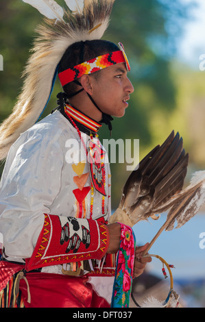 Chumash Indianer Mann mit voller Montur tanzen an der 2013 Inter Tribal Pow Wow, Eichen, Santa Ynez Valley, California Stockfoto