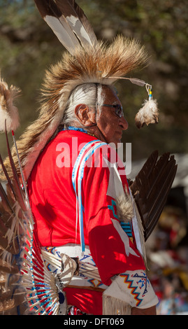 Chumash Indianer Mann, Grass Dancer bei 2013 Tribal Pow Wow, Phaseneiche Camp Santa Ynez Valley, Kalifornien Stockfoto