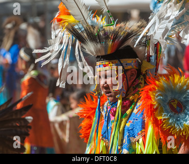 Chumash Indianer junge Erwachsene, Rasen Tänzerin, der 2013 Inter Tribal Pow Wow, Eichen, Santa Ynez Valley, California Stockfoto