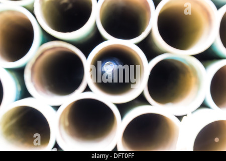 Stacked Kunststoffrohre, Stacked PVC-Rohre in Baustelle gestapelt Stockfoto