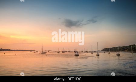 Der Hafen Bucht von Port Jefferson, Long Island, New York, nach Sonnenuntergang Stockfoto
