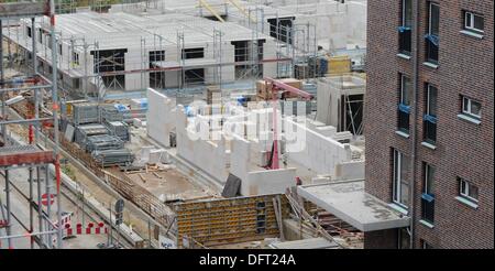 Hamburg, Deutschland. 5. Oktober 2013. Blick auf neu gebauten Häuser im Othmarschener Park in Hamburg, Deutschland, 5. Oktober 2013. Laut der Behörde für Stadtentwicklung ist Hausbau im Gange. Foto: Angelika Warmuth/Dpa/Alamy Live News Stockfoto