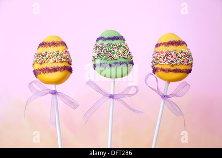 Cakepop-Ostereier in Schokolade getaucht und verziert mit Streuseln Stockfoto