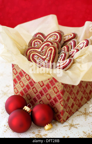 Weihnachten dekoriert Lebkuchen in einer Geschenkbox geliefert Stockfoto