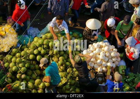 Menschen zu verkaufen und kaufen Kokos-Frucht am Markt unter freiem Himmel, Dalat, Viet Nam - 8. Februar 2013 Stockfoto