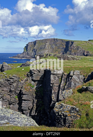 Blick entlang der Klippen am Faraid Head, Durness, Sutherland, MOD Basis sichtbar am höchsten Punkt, Schottisches Hochland, Schottland, Vereinigtes Königreich Stockfoto