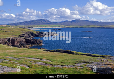 Die felsige Landzunge von Faraid Head, Durness, Sutherland.  Balnakeil Bay, Meall Meadhonach und Beinn Ceannabeinne Meinung darüber hinaus. Stockfoto