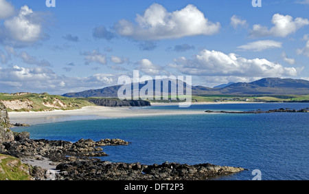 Blick über Balnakeil Bay, Durness, Sutherland, Meall Meadhonach und Beinn Ceannabeinne, Ben Hope sichtbar hinter, Schottland, Vereinigtes Königreich Stockfoto