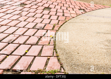 Bürgersteig Schlangenhaft Spaziergang von Pflastersteinen und Holzwänden Garten Stockfoto