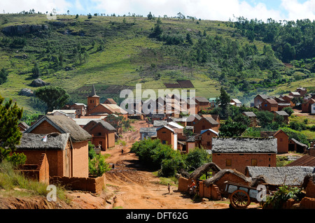 Madagaskar Morarano, Lehmhäuser und Kirche im Dorf Stockfoto