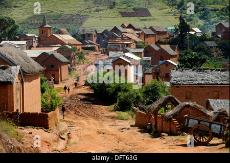 Madagaskar Morarano, Lehmhäuser und Kirche im Dorf Stockfoto