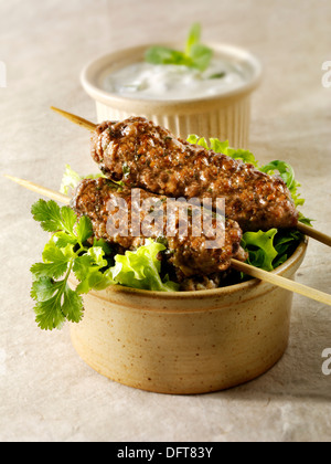 Kofta Kebab mit Salat & Joghurt Stockfoto