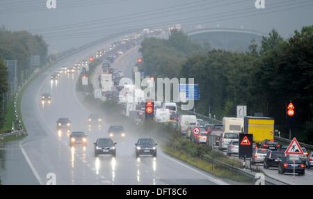 Rade, Deutschland. 4. Oktober 2013. Autos stehen in einem Verkehr Stau Richtung Süden auf der Autobahn führt über die Autobahnbrücke in der Nähe von Rade, Deutschland, 4. Oktober 2013. Wartungsarbeiten auf der Brücke ist fast abgeschlossen. Foto: Carsten Rehder/Dpa/Alamy Live News Stockfoto