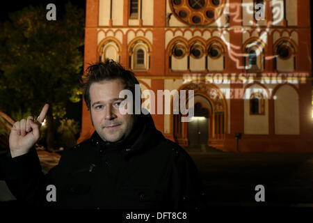 Limburg, Deutschland. 8. Oktober 2013. Lichtkünstler Oliver Bienkowski steht der Schrift "Du soll nicht stehlen" weiter "und" ein Charicature der Bischof von Limburg Franz-Peter Tebartz-van Elst Profected über dem Portal der Kathedrale in Limburg, Deutschland, 8. Oktober 2013. Er ist der Expendature Praktiken der Kirche protestiert. Die Kosten für den neuen Sitz des Bistums auf 31 Millionen Euro gestiegen. Foto: THOMAS FREY/Dpa/Alamy Live News Stockfoto
